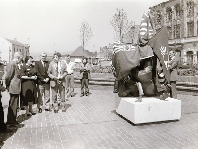 Unveiling the sculpture 'The Judo Players' at Foyle Street.