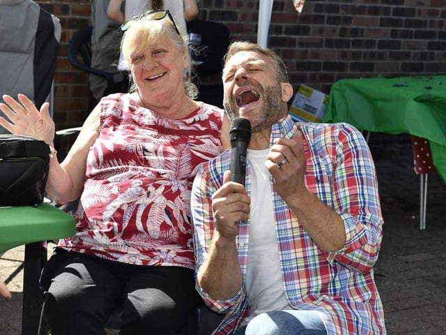 Musician and singer Richie Remo serenades a guest at the Annual Farland Way Hazelbank Big Lunch. Photo: George Sweeney