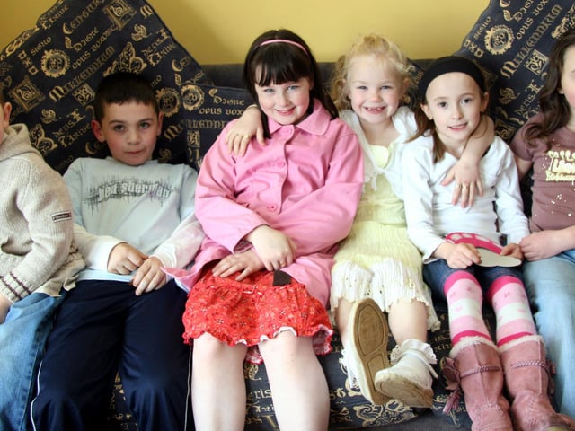 Megan surounded with party guists at her 7th birthday party at home.0014JML : Parties in Derry in Spring 2006.