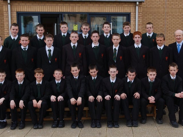 Year 9 class prizewinners. Included is Mr.Sean McLaughlin, Year Head. (1510C13) : St Joseph's Boys School Prizegiving October 2004.