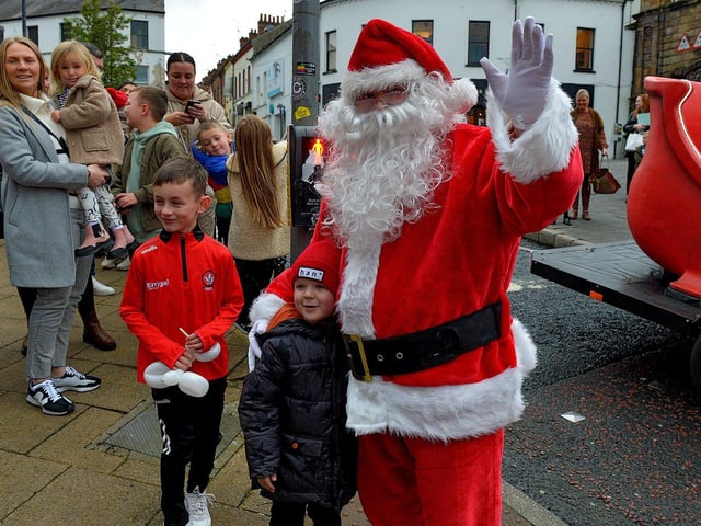 Children and parents gather at Foyleside Shopping Centre on Saturday morning to greet Santa. Photo: George Sweeney. DER2244GS – 64