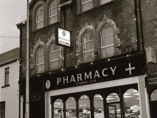 Scenes from around the popular shopping areas of Derry in the run up to Christmas back in 1995.