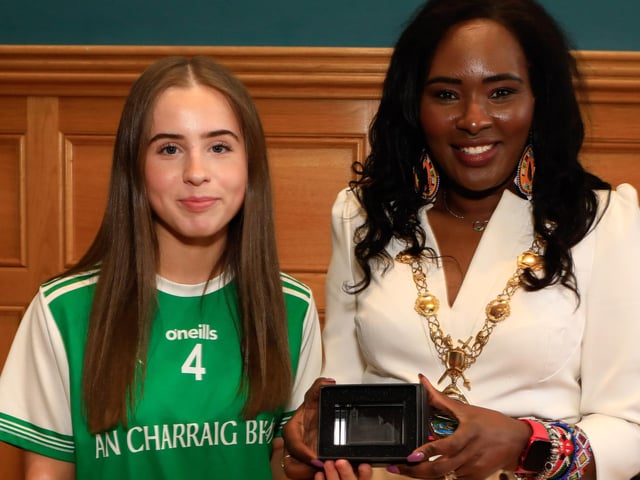 Mayor Lilian Seenoi-Barr makes a presentation to Eva Carlin at a reception for Craigbane GAC and Clann na nGael GAC held in the Guildhall. (Photo - Tom Heaney, nwpresspics)