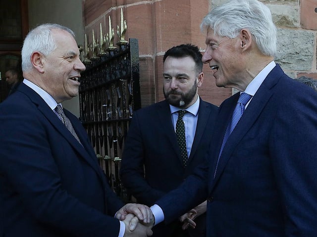 Council Chief Executive John Kelpie greets Bill Clinton.