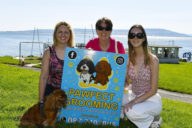 Perfect Grooming proprietor Sadie Carey, on the left, sponsor of the Moville Summer Festival Pet Show, pictured with contestant Sláinte and Anne and Clara Burkhard. Photo: George Sweeney