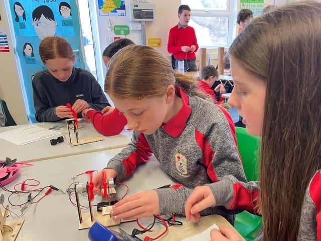 Scoil Íosgáin, Buncrana pupils generating electricity using wind power.