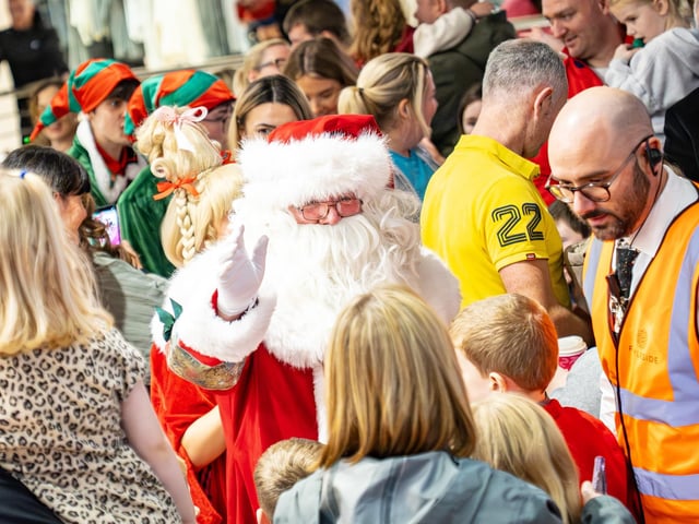 Derry, Northern Ireland. 7 November 2025. Santa arrives at Foyleside Shopping Centre to the cheers of gathered families, marking the official start of the Christmas season. Credit: Aodhan Roberts. : Joyous scenes as Santa arrives at Foyleside Shopping Centre and the festive lights are turned on. Photos: Aodhán Roberts.