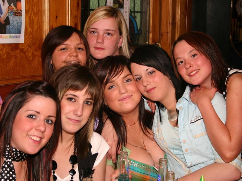 Shannon Doherty having fun with a few friends at her 18th Birthday Party. 4170/dd : Parties and celebrations June 2006: Shannon Doherty.
