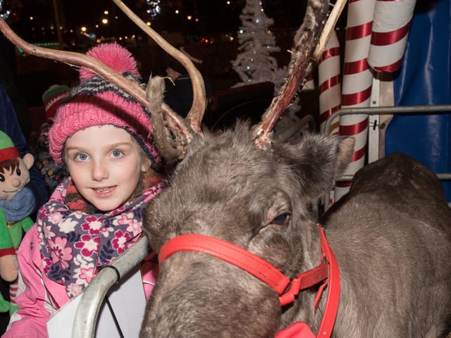 Sophia Doherty meets one of Santa's Reindeer at the Christmas Lights Switch on. Picture Martin McKeown. Inpresspics.com. 23.11.17