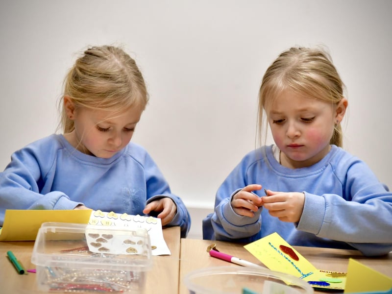 Little artists getting creative at the Féile Valentine's Day event.