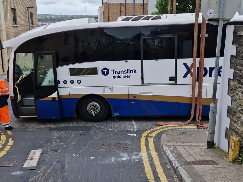 The coach being lifted at the bottom of Fountain Hill.