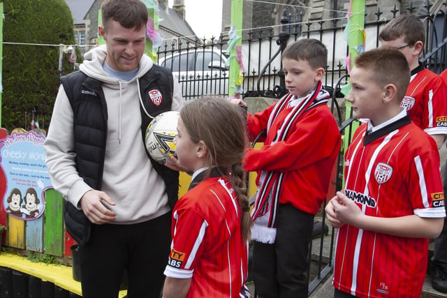 Aria Curran, Riley Duddy and Daniel Doran chatting to Derry City player Cameron McJannet on Tuesday afternoon at St. Eugene’s PS.