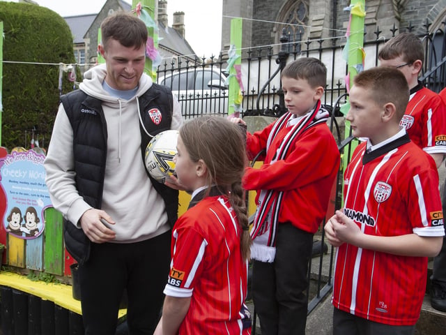 Aria Curran, Riley Duddy and Daniel Doran chatting to Derry City player Cameron McJannet on Tuesday afternoon at St. Eugene’s PS.