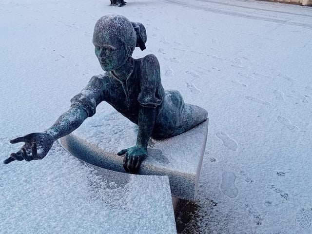 With the cold weather continuing Derry woke to a blanket of white on Thursday morning and the riverfront took on the aspect of a winter wonderland.