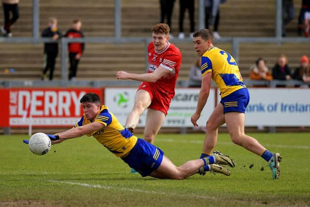 Niall Higgins and David Murray of Roscommon close in on Derry’s Lachlan Murray.  Photo: George Sweeney