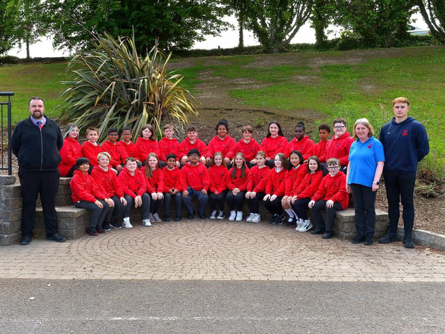 Mr McArthur’s (on the left) P7 leavers class at Lisnagelvin Primary School.  Included in the photo is classroom assistants Mrs Smith and Mr Ferguson. Photo: George Sweeney.  DER2321GS – 111