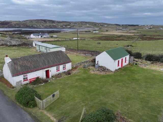 A stunning traditional thatched Cottage, originally built around 300 years ago, located by the sea at Culoort, Malin Head, Donegal, Ireland's most northerly point has come on the market for €195,000.