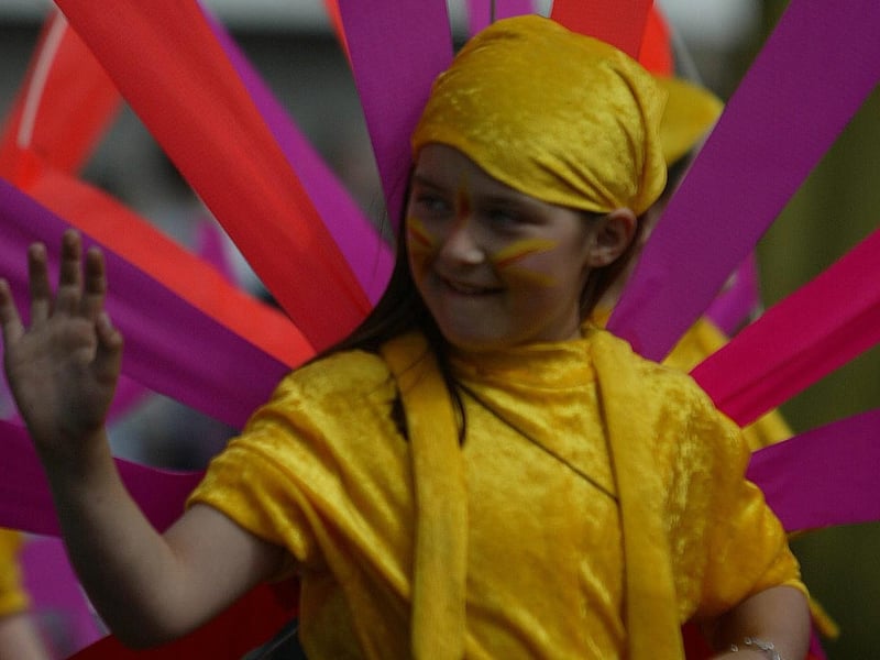 Lauren Mortimer waves to the crowd as her colourful mardi gras group participate in the Hiring Fair carnival parade.  (0107JB70)