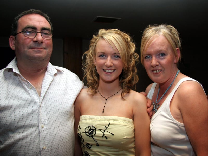 Jennifer celebrates her 18th birthday with her mum Regina and dad Brian 0635JML