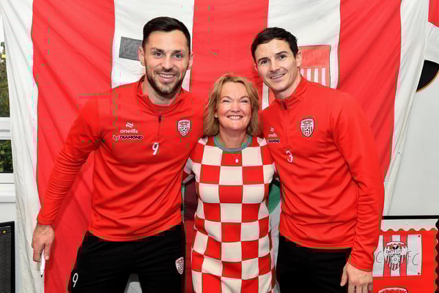 Múinteoir Alicia, Gaelscoil Eadain Mhoir, pictured with Derry City’s Pat Hoban and Ciaran Coll during their visit to the school on Monday morning.  Photo: George Sweeney