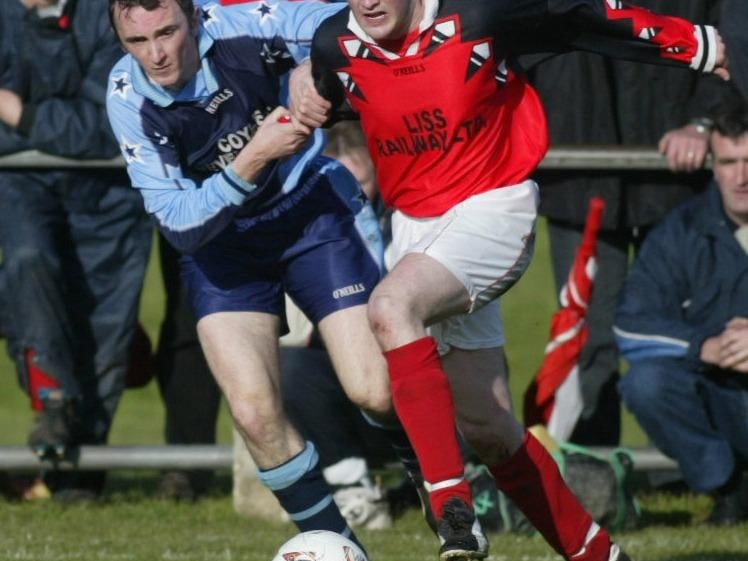 Illes defender Oliver O'Donnell gets to grips with Carn forward Cathal Doherty. (1305JB27)