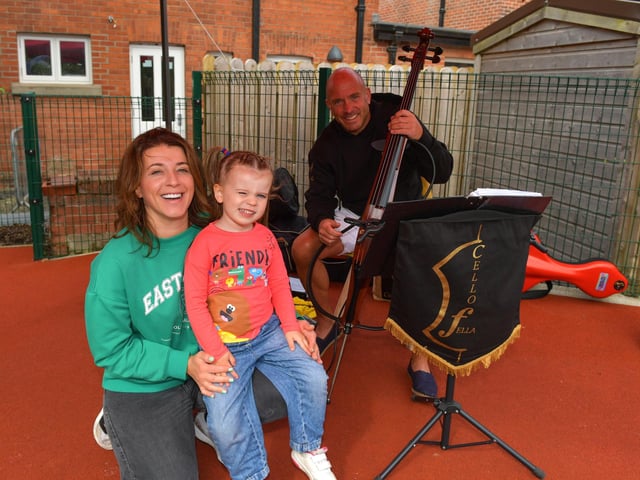 Harper Guy and her mum Amanda pictured with the Cello Fella Oliver Barron at the recent Action for Children’s ‘Top of the Tots’ event held at the Ebrington premises. Photo: George Sweeney. DER2331GS – 85