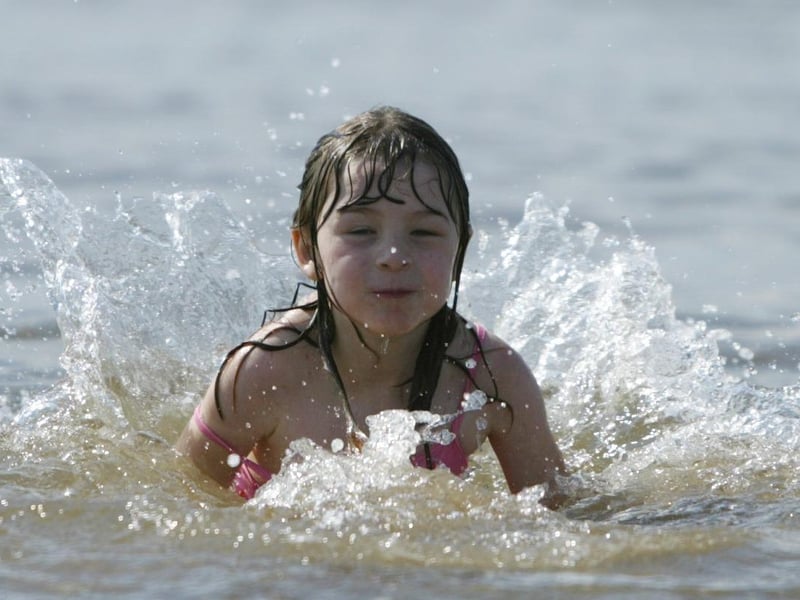 5 year old Brianian Gill having a splshiing time at Buncrana. (0508JB75):Derry youngsters enjoying summer in August 2003