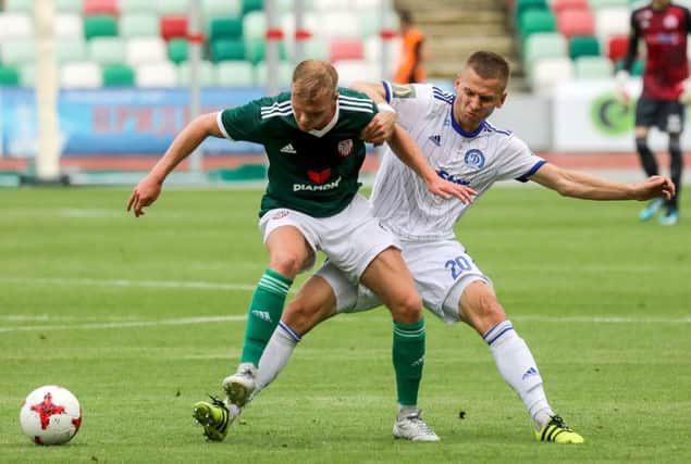 Derry's Aaron Splaine with Alyaksandr Sachywka of Dinamo Minsk.