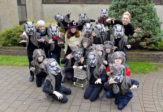 Lynn McCarron and Irena Noonan, from the Greater Shantallow Community Arts project, pictured with the witch and wolves pupils from Steelstown Primary School who with take part in Derrys forthcoming Halloween Festival parade.   DER4318GS011
