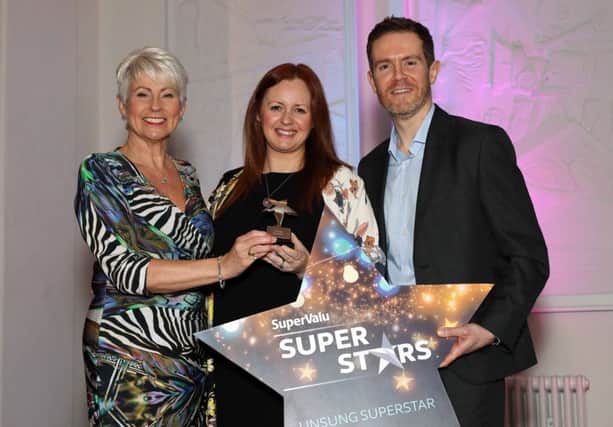 Leisa Smith from Derry received the Unsung SuperStar award at a glittering awards ceremony at Titanic Hotel, which recognised over 30 inspirational individuals from across Northern Ireland. Pictured (L-R): Host Pamela Ballantine; Leisa Smith, Unsung SuperStar winner; and Brendan Gallen, Head of Marketing, Musgrave.