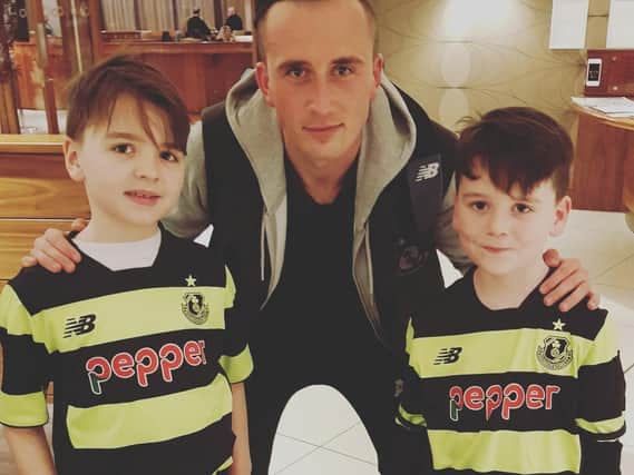 Aaron McEneff poses for a photograph with two of his biggest fans, Lennon (7) and Harry (6) Nelis from Derry.