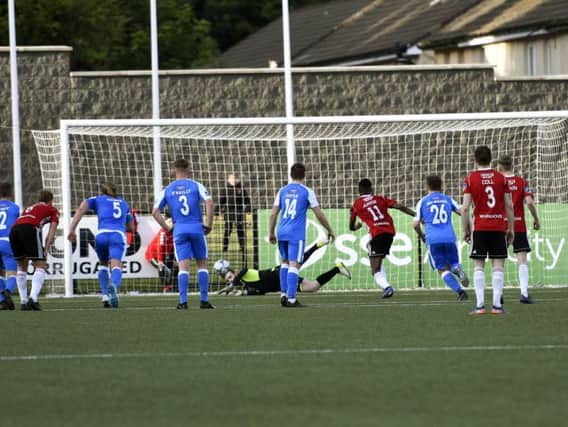 Finn Harps keeper Peter Burke dives the right way to block Junior Ogedi-Uzokwe's penalty kick only to be beaten to the rebound. DER2219-103KM