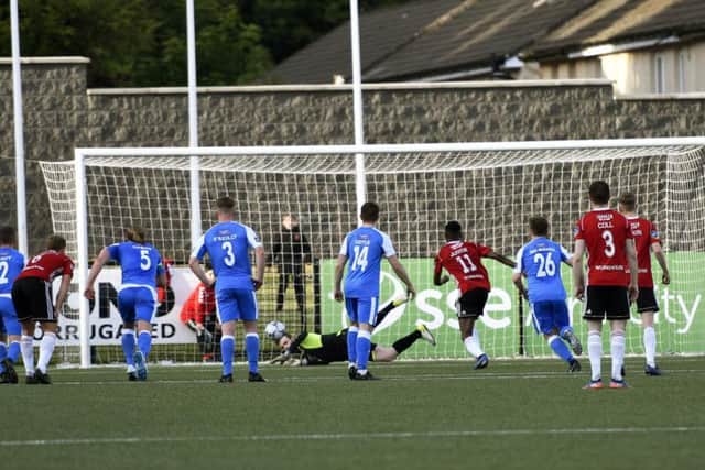 Finn Harps keeper Peter Burke dives the right way to block Junior Ogedi-Uzokwe's penalty kick only to be beaten to the rebound. DER2219-103KM