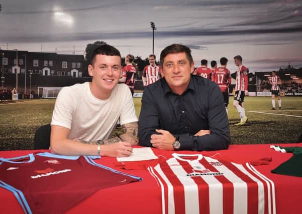 Sheffield United loanee David Parkhouse signing his contract extension, which will keep him at Derry City for the remainder of the season. Picture by Kevin Morrison