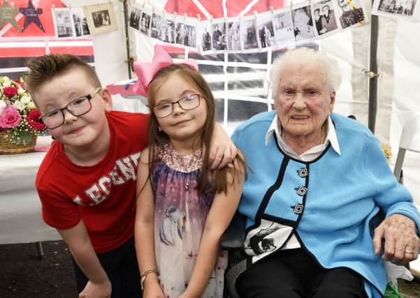 Lily Graham celebrating her 100th birthday with her great great grandchildren Reece and Clodagh. DER3019-127KM