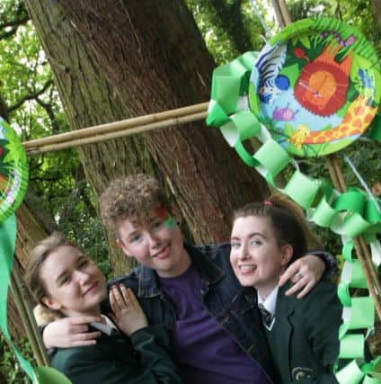 Oakgrove student Naomi Ferguson (centre) pictured with friends Roisin Liddy and Maureen Gorman last year. DER2415MC072