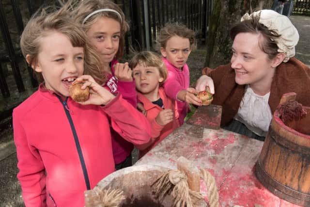 Seige cook Gemma Walker finds her rat pies in high demand from Matilda Oleotti, Laura Denicolai, Beatrice Oleotti and Silvia Denicolai on the Walls of Derry as the annual wek long Maiden City Festival got underway at the weekend. Picture Martin McKeown. Inpresspics.com. 06.08.16