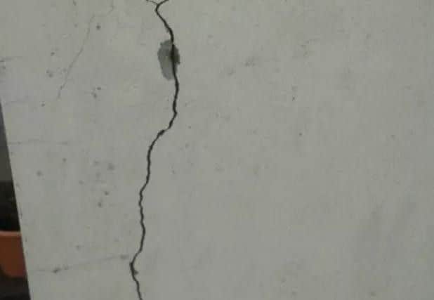 Pattern cracking caused by the use of the mineral muscovite mica.